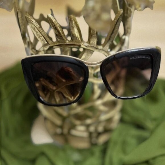 Trendy Black Women’s Oversized Sunglasses with Gradient Lenses and Gold Bridge - Picture 6 of 6